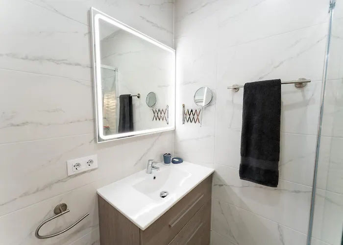 Sunny Vibes With Pool & Ocean Views Апартаменти *